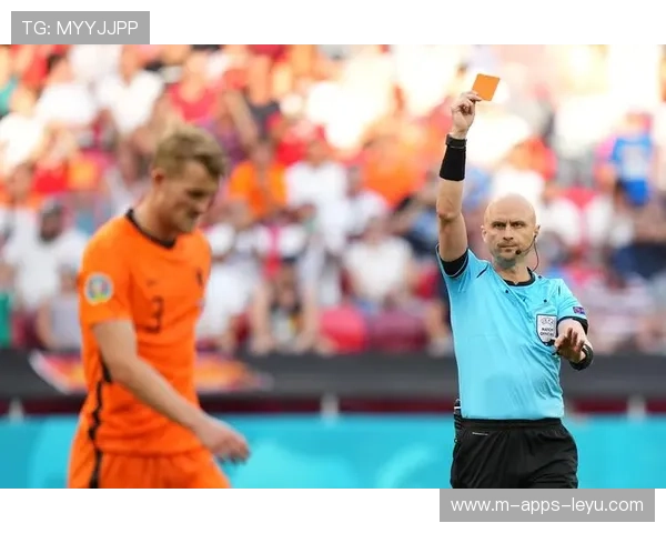 金球巨星怒摔队长袖标，全场嘘声震天