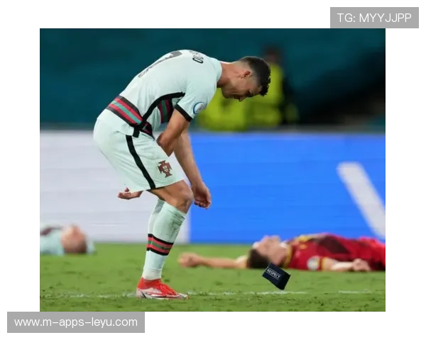 金球巨星怒摔队长袖标，全场嘘声震天