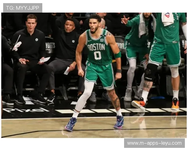 Hughes 突破防线，制造多次得分机会